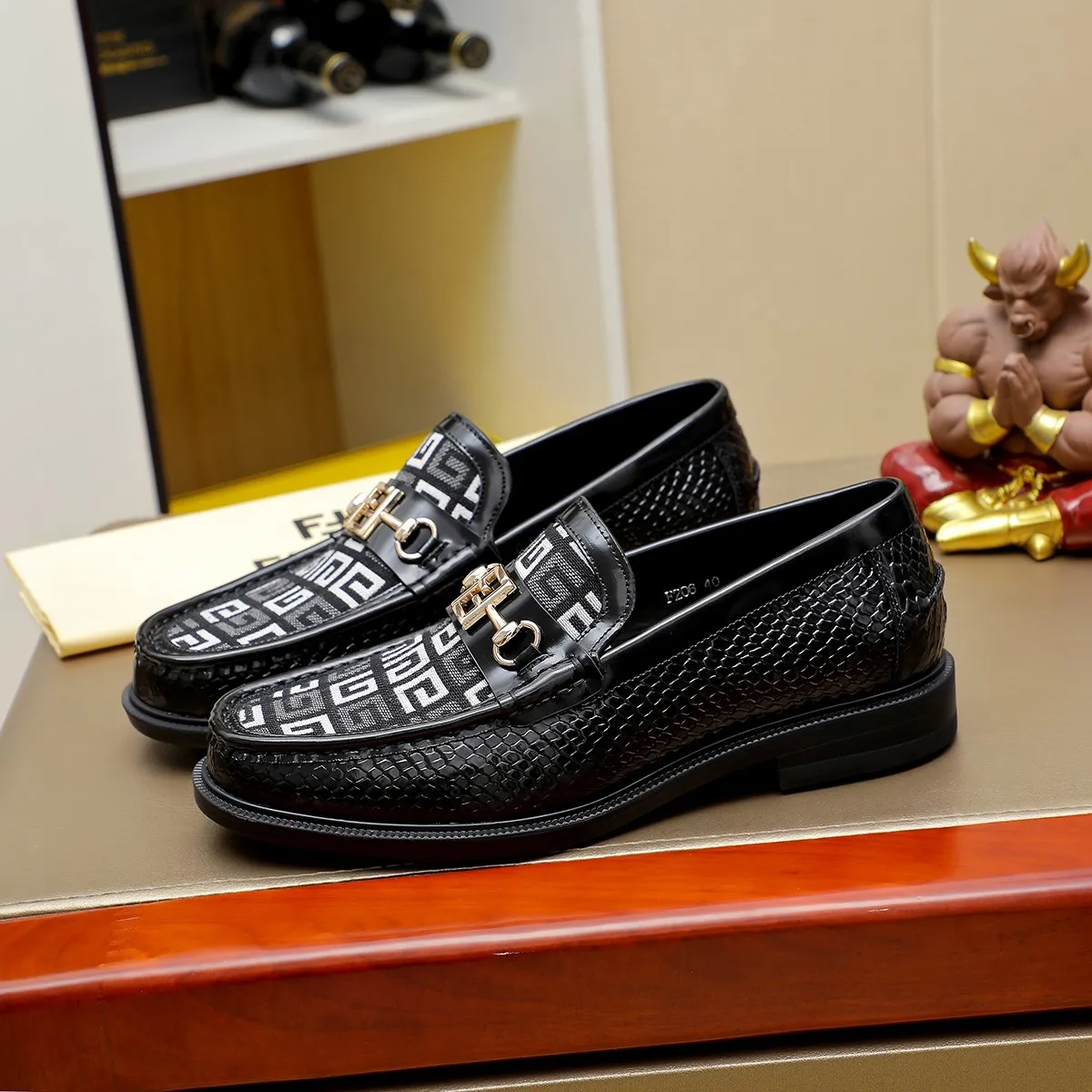 Men's shoes💰460 🕷🕷【FENDI】The latest men's formal leather shoes🇨🇳Classic series not to be missed💯The first layer is made of imported first-layer cowhide☘Original quality, the leather is smooth and delicate🎋The version is awesome, the perfect streamlined outline🍇🐮Leather lining, color, size 38-45...